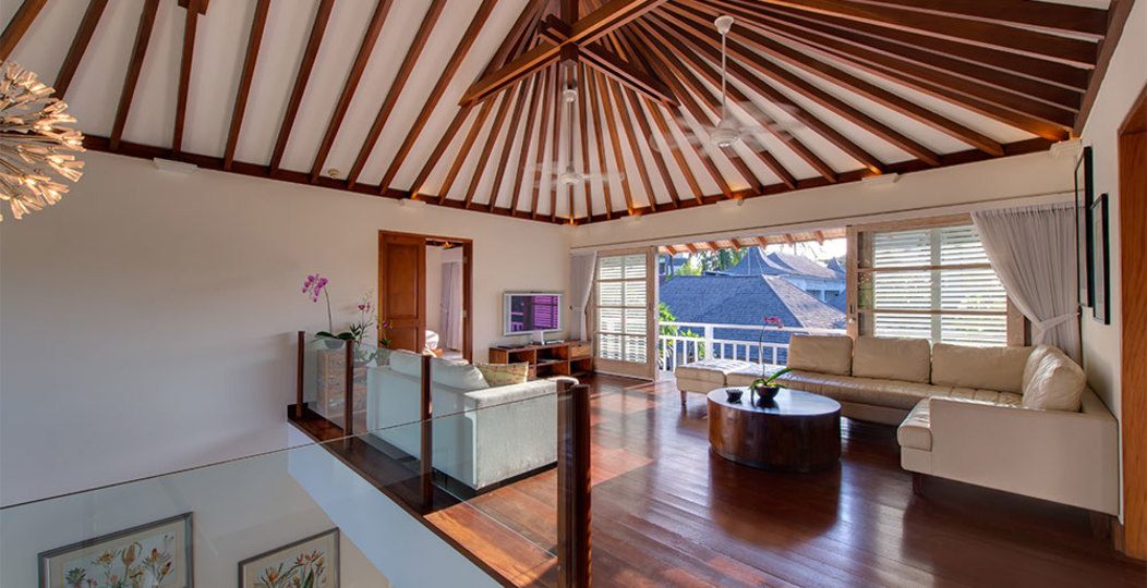 Lush Escapes by the Ocean – Bali Villa 1064