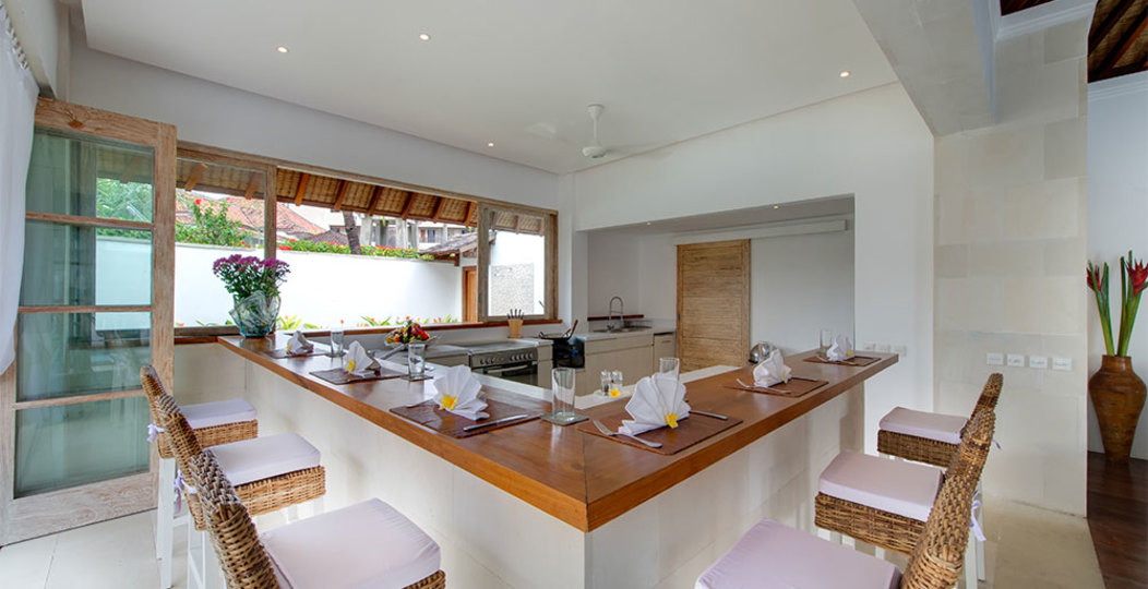 Lush Escapes by the Ocean – Bali Villa 1064