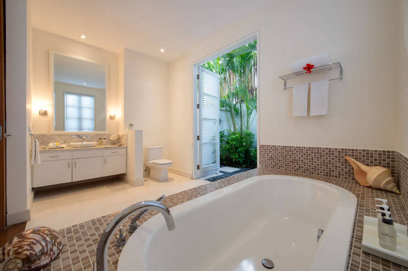 Lush Escapes by the Ocean – Bali Villa 1064
