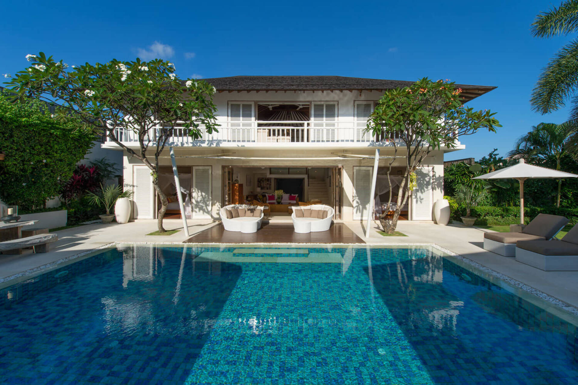 Lush Escapes by the Ocean – Bali Villa 1064
