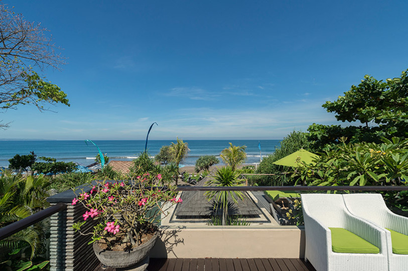 Beachfront Bliss Awaits You – Bali Villa 1076