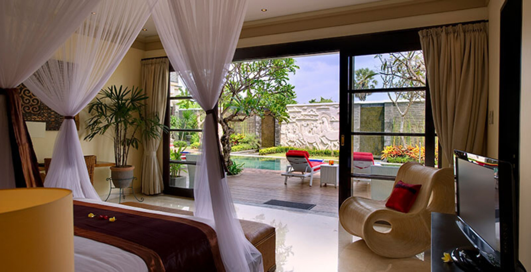 Beachfront Bliss Awaits You – Bali Villa 1076