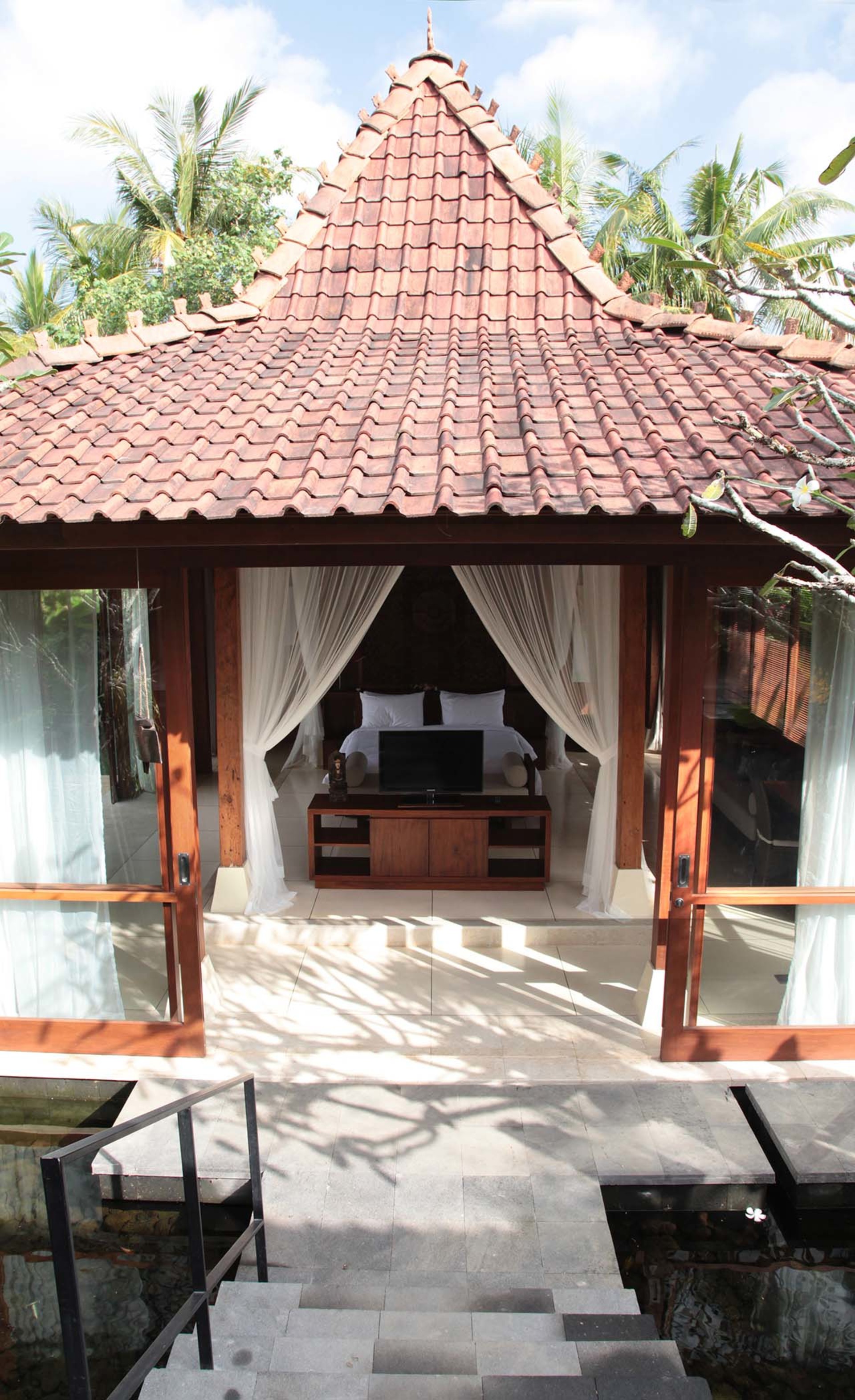 A Private Bali Haven Just Steps from the Sea – 1081
