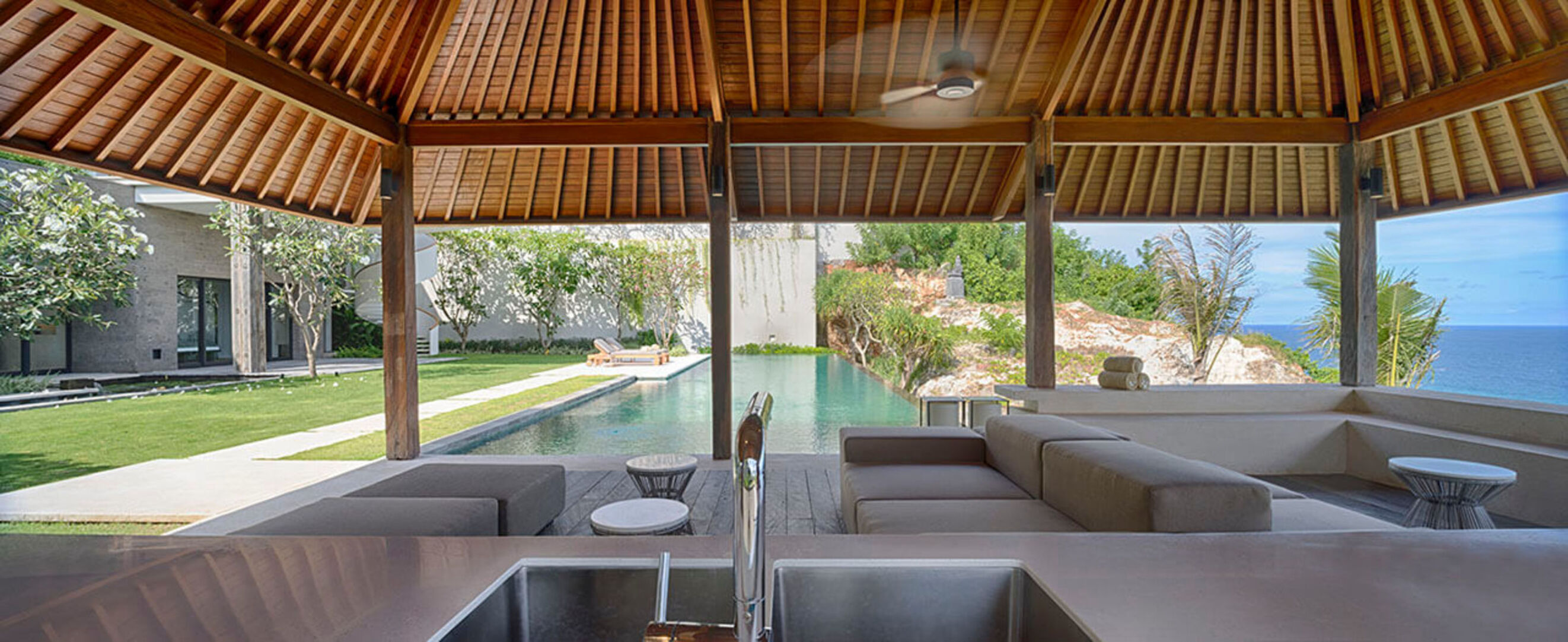 Experience Ultimate Luxury by the Beach, Bali Villa 1129