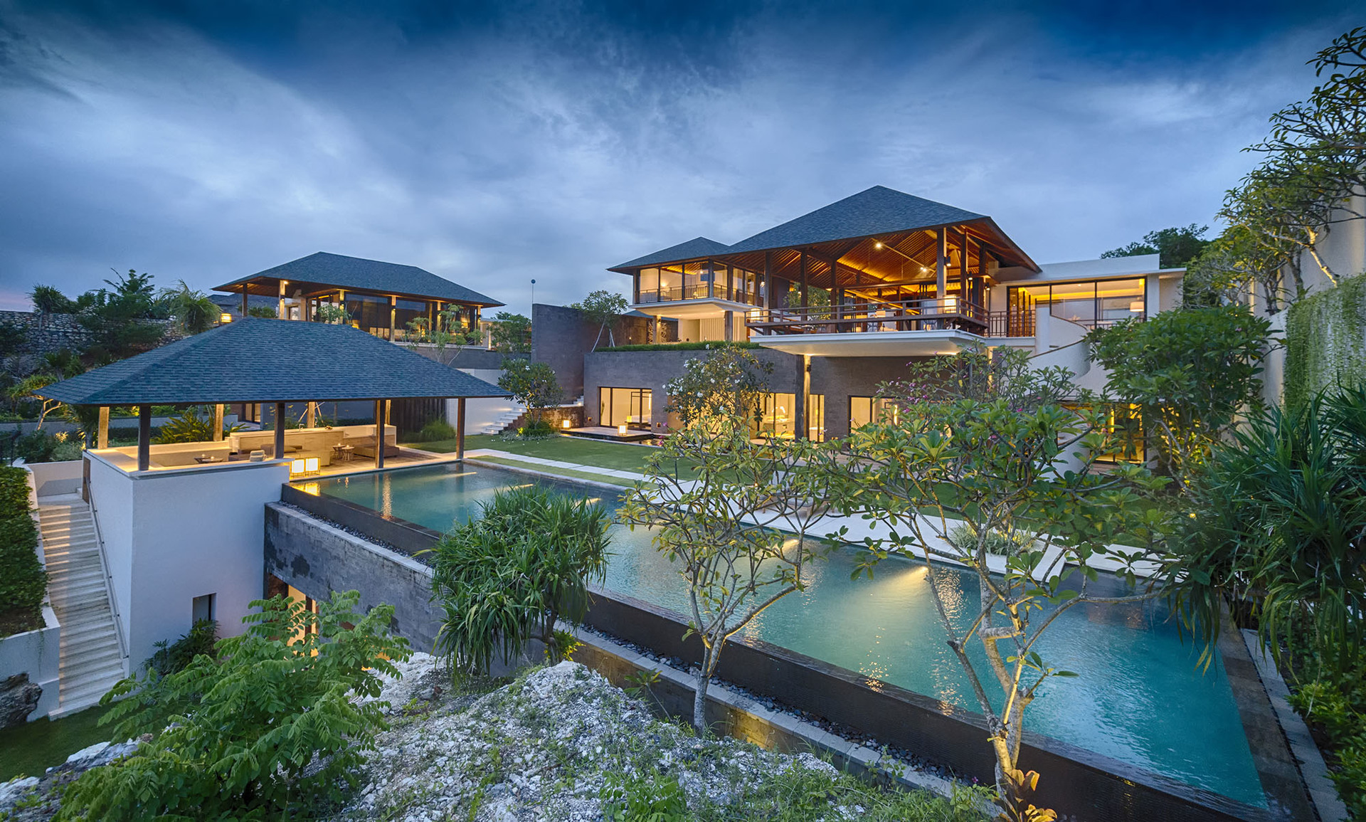 Experience Ultimate Luxury by the Beach, Bali Villa 1129
