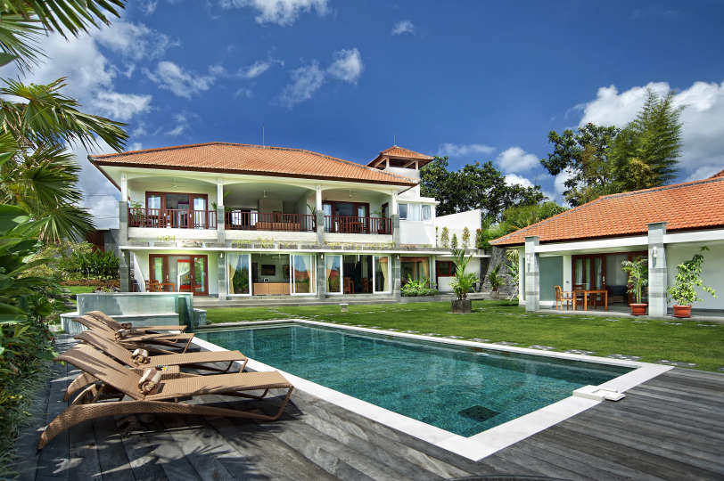 Rent a Luxury Villa in Bali Close to the Beach, Bali Villa 2054