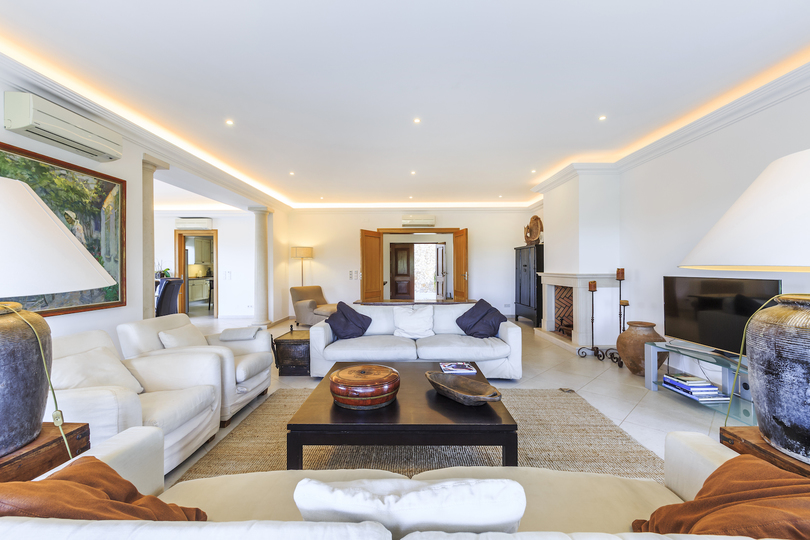 5 Star Villa Cyclamen – Luxury Pools & Spa