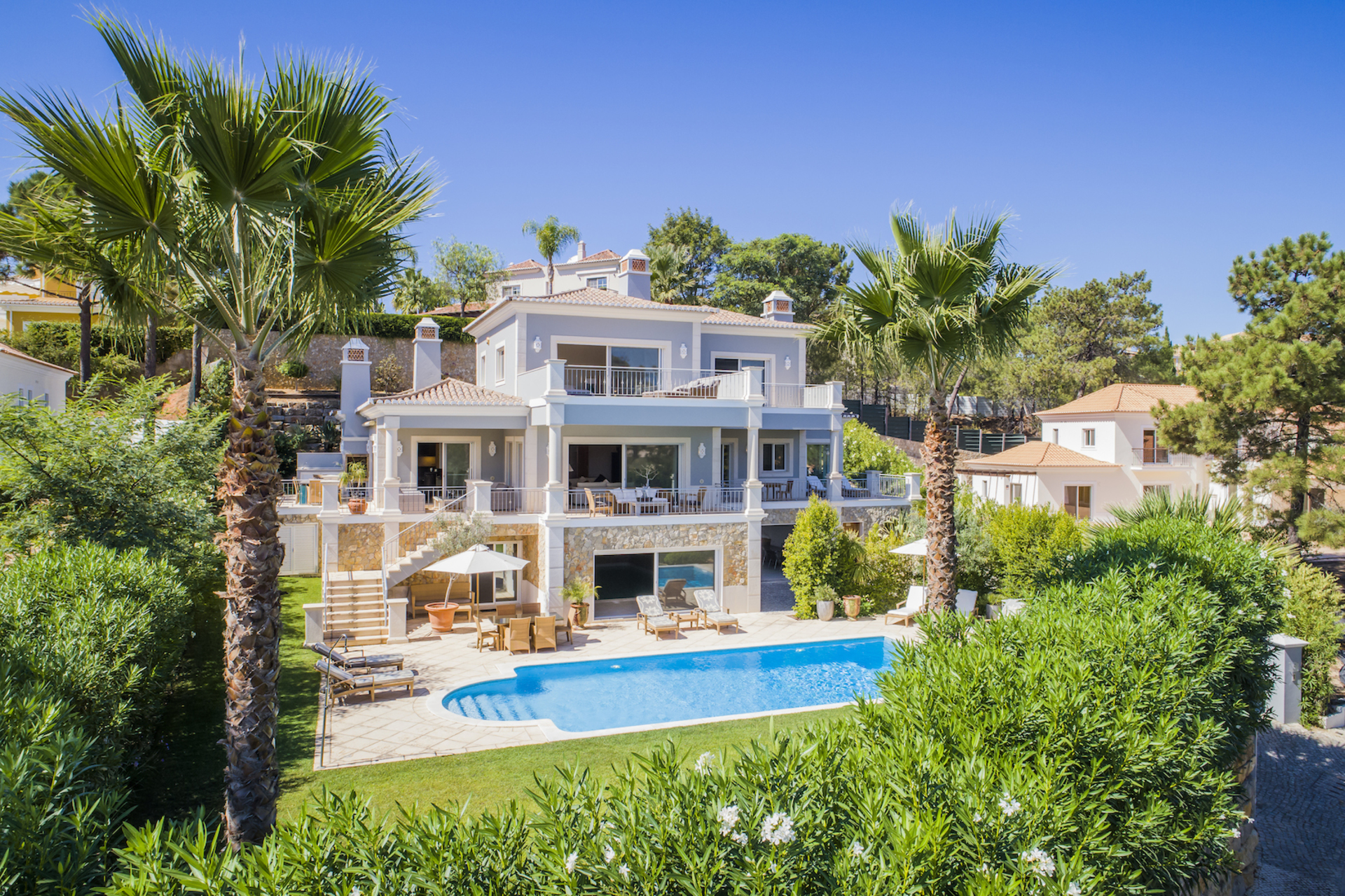 5 Star Villa Cyclamen – Luxury Pools & Spa