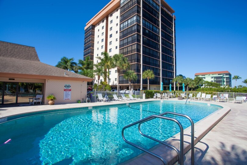 Luxury Contemporary Style Condo on Lee County, Orlando Condo 5852