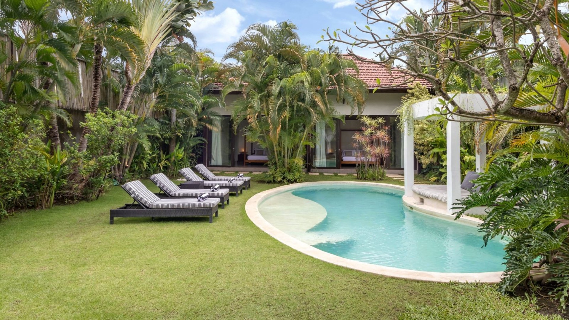 Cozy 2BR Villa W/Amazing Pool Area, Bali Villa 2216