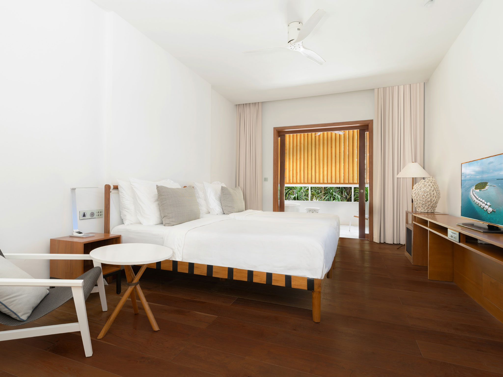 Private Escape in Baa Atoll,1006