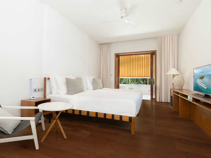 Private Escape in Baa Atoll,1006