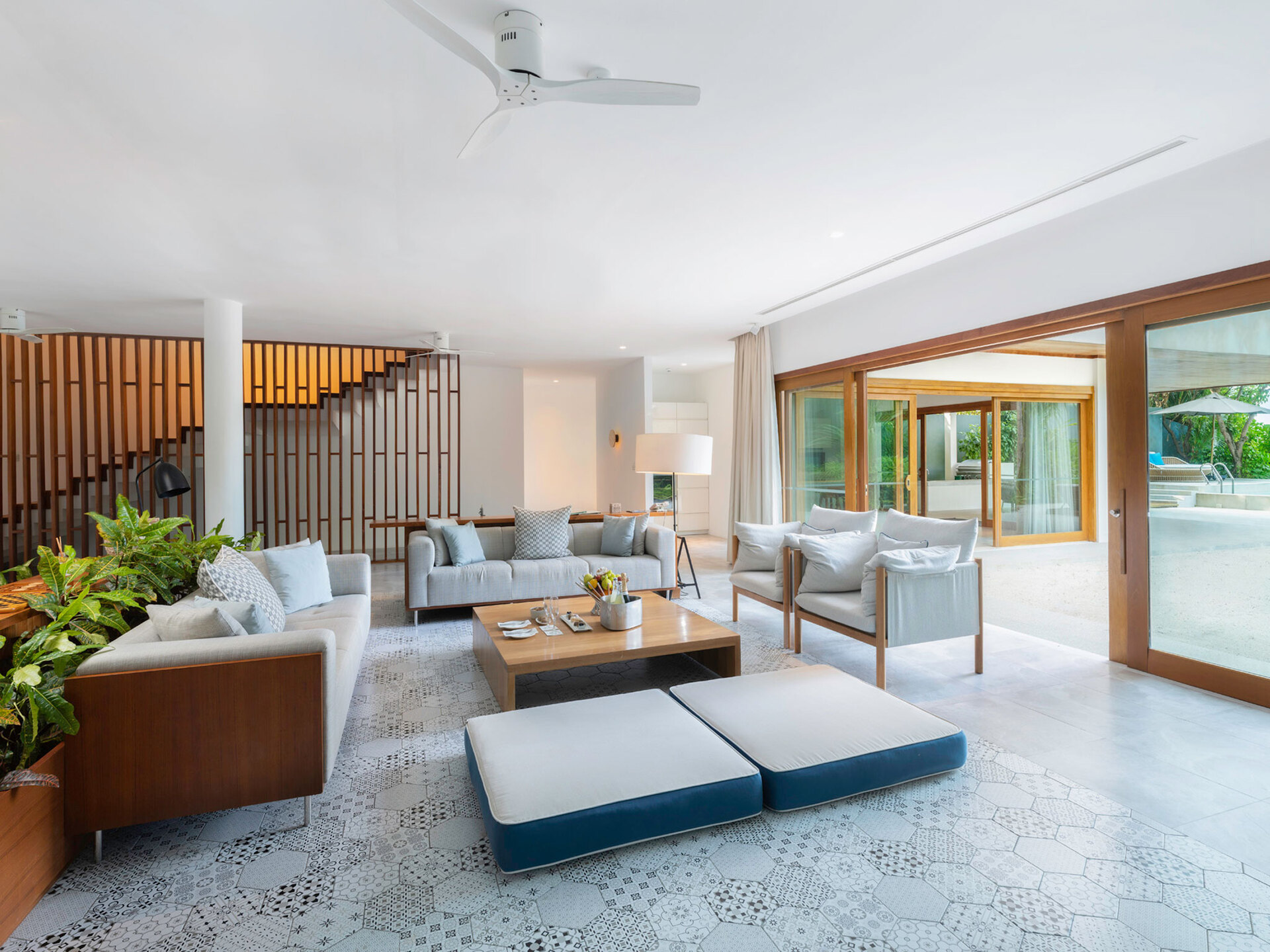 Private Escape in Baa Atoll,1006