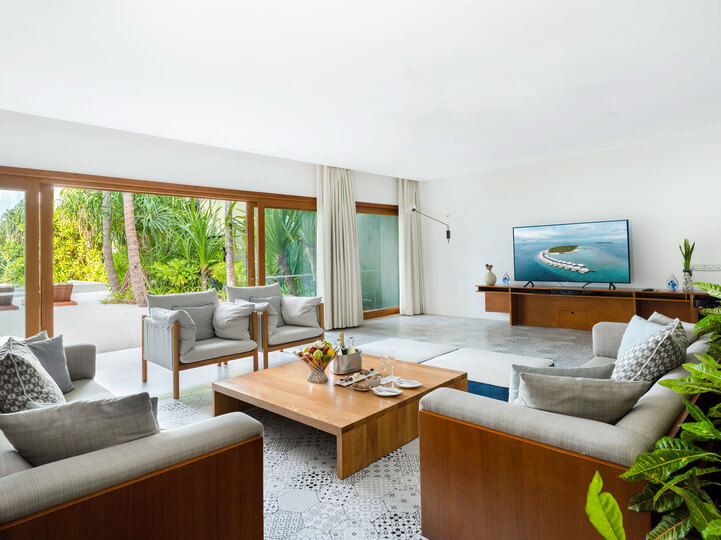 Private Escape in Baa Atoll,1006