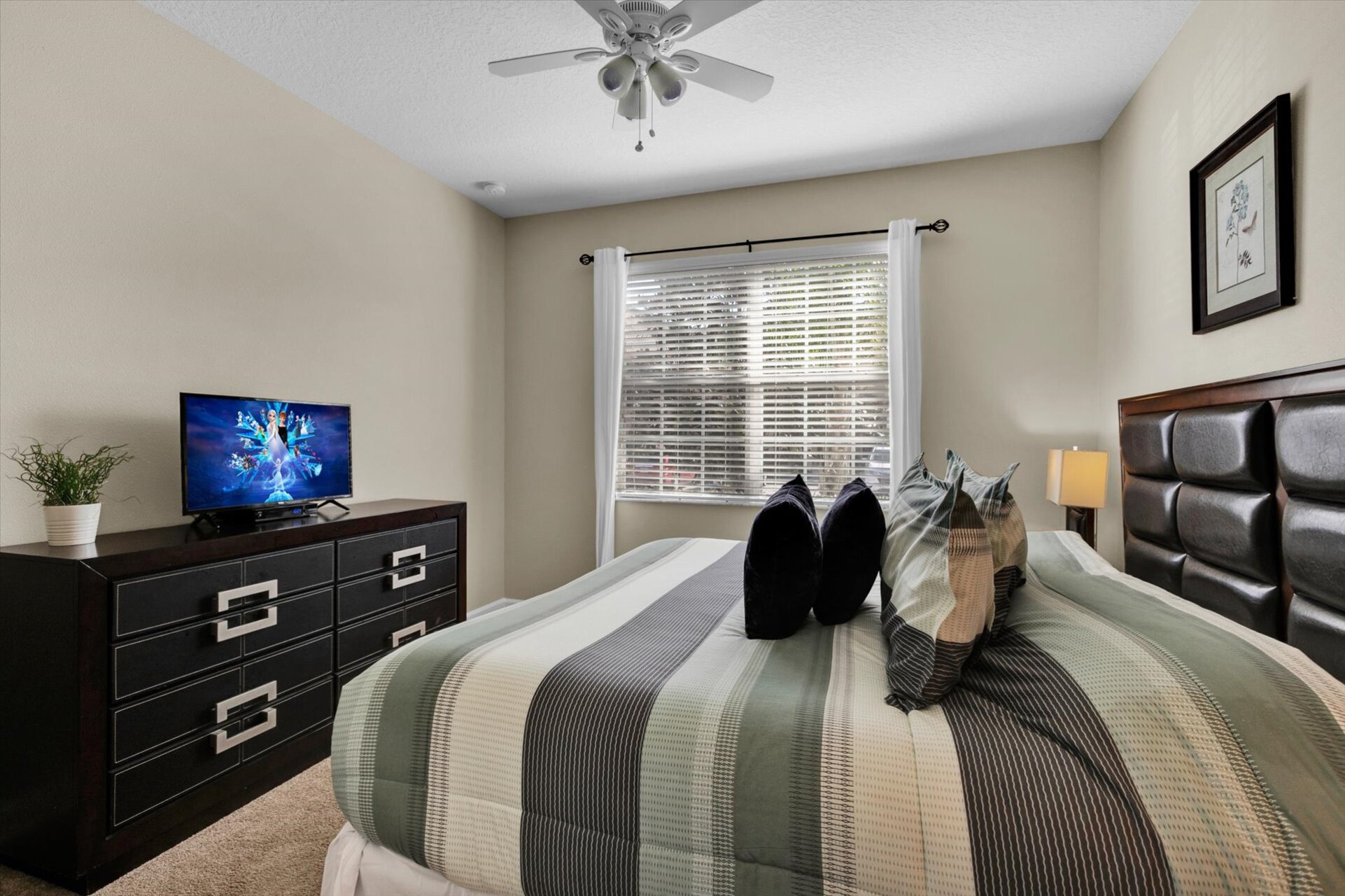 King Bedroom 6 (Angle)
32" Roku TV