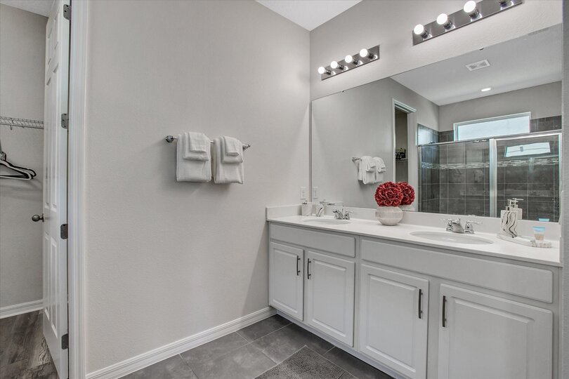 Master King Bathroom 1 Downstairs
Shower