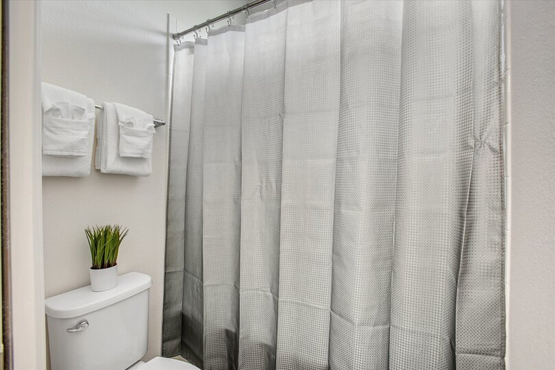 Jack N Jill Bathroom 4 (Angle)
Tub/Shower Combo
