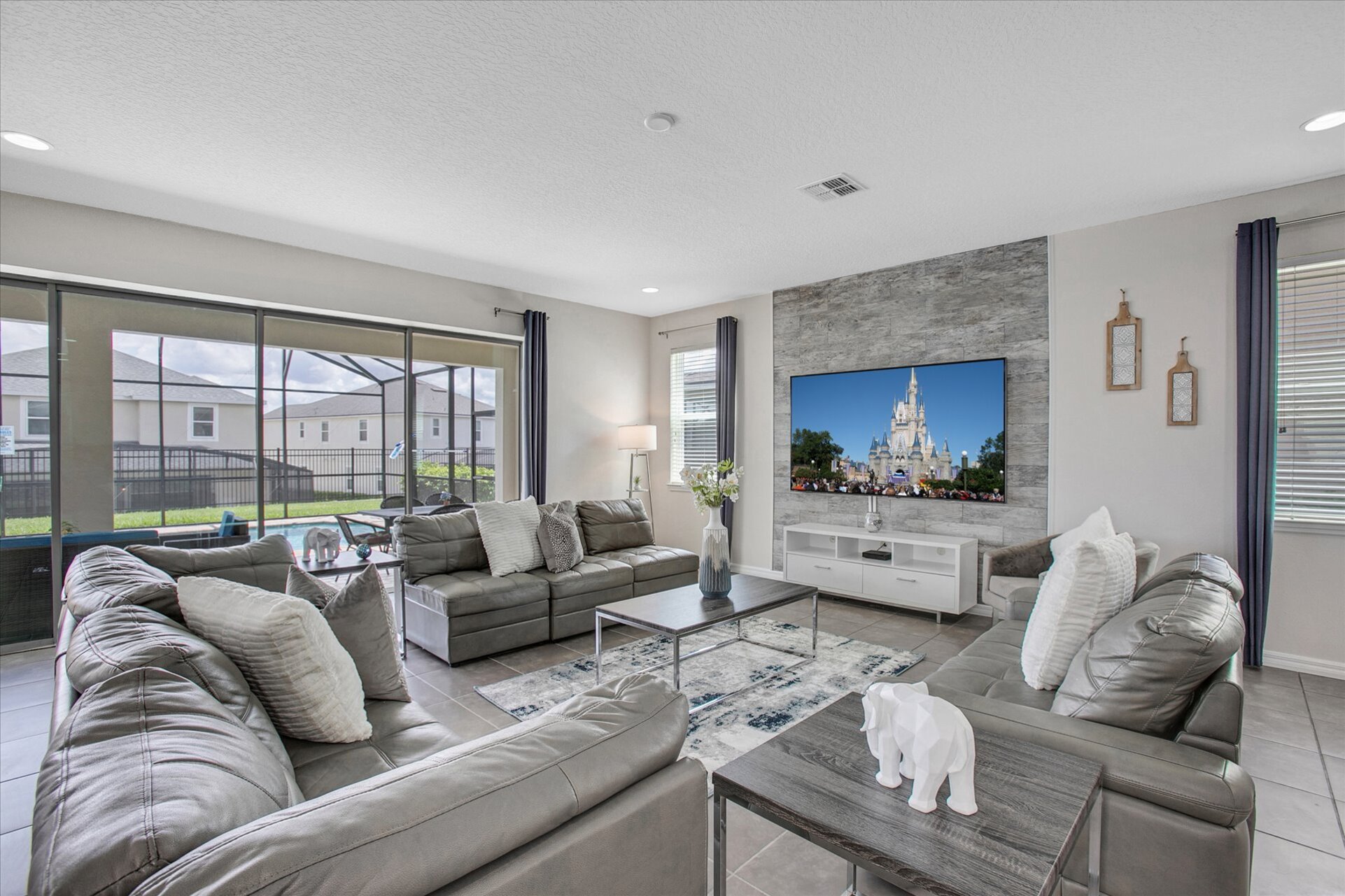 Living Room
85" Smart TV