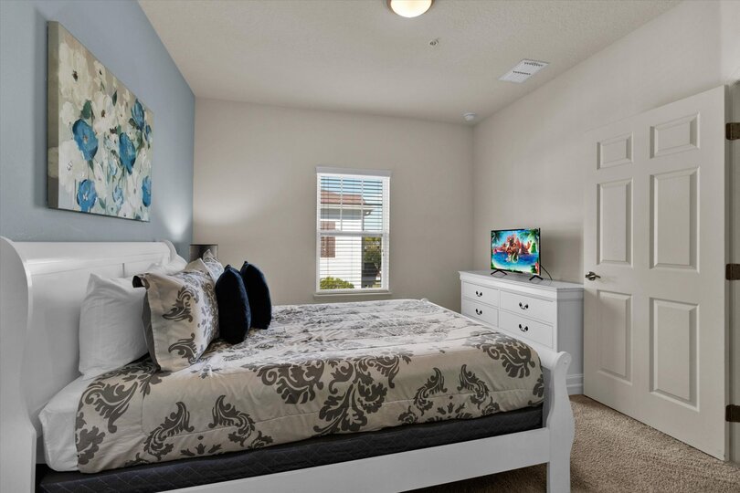 Queen Suite Bedroom 2 (Angle)
32" Roku TV
