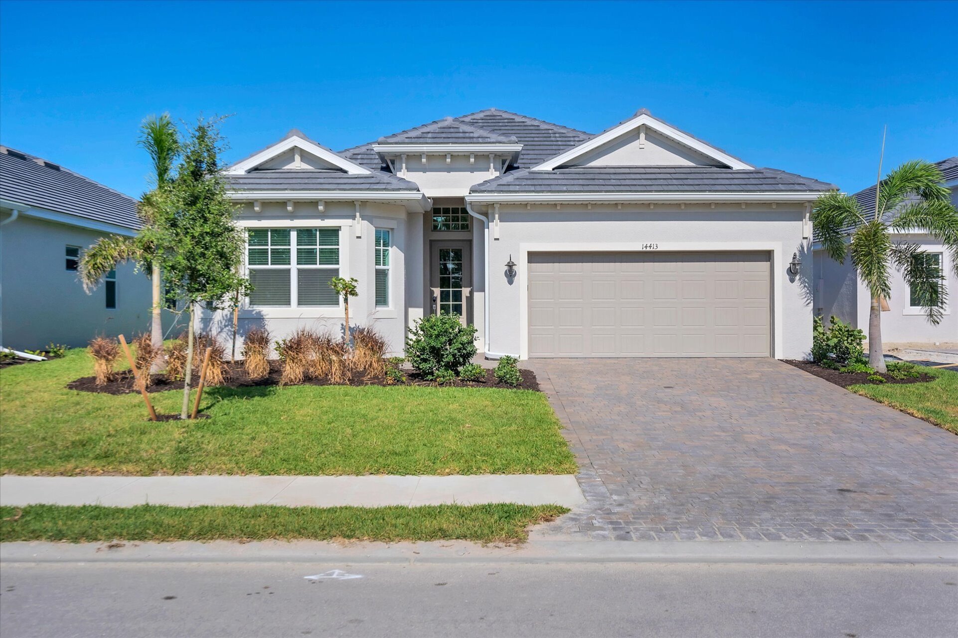Gorgeous new home in Heritage Landing overlooking golf course
