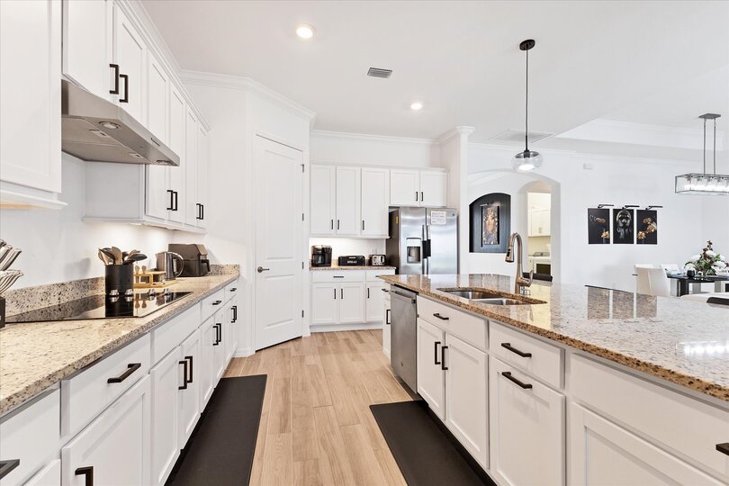 Beautiful, fully-equipped kitchen