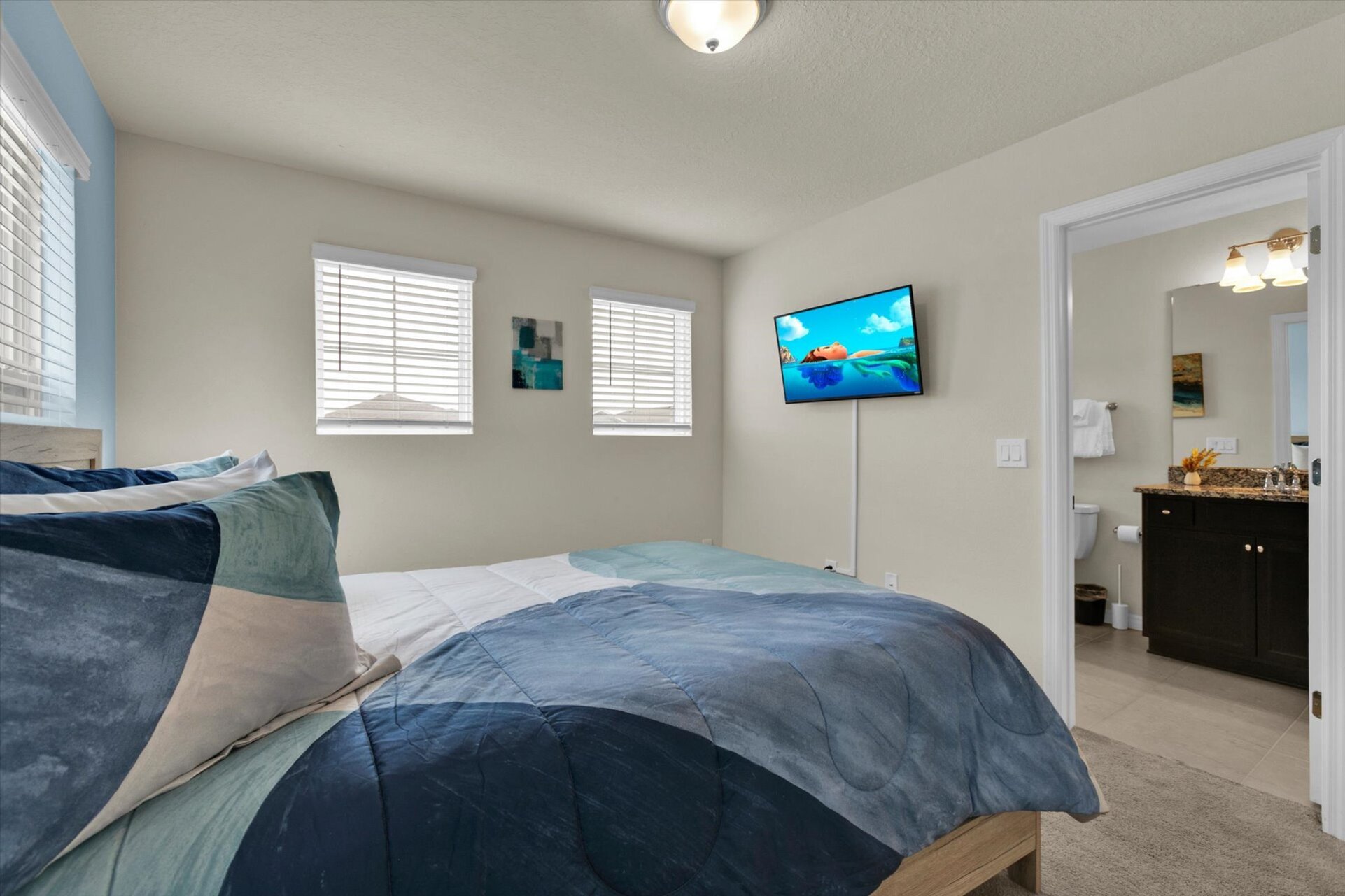 Queen Suite Bedroom 5 (Angle)
40" Smart TV