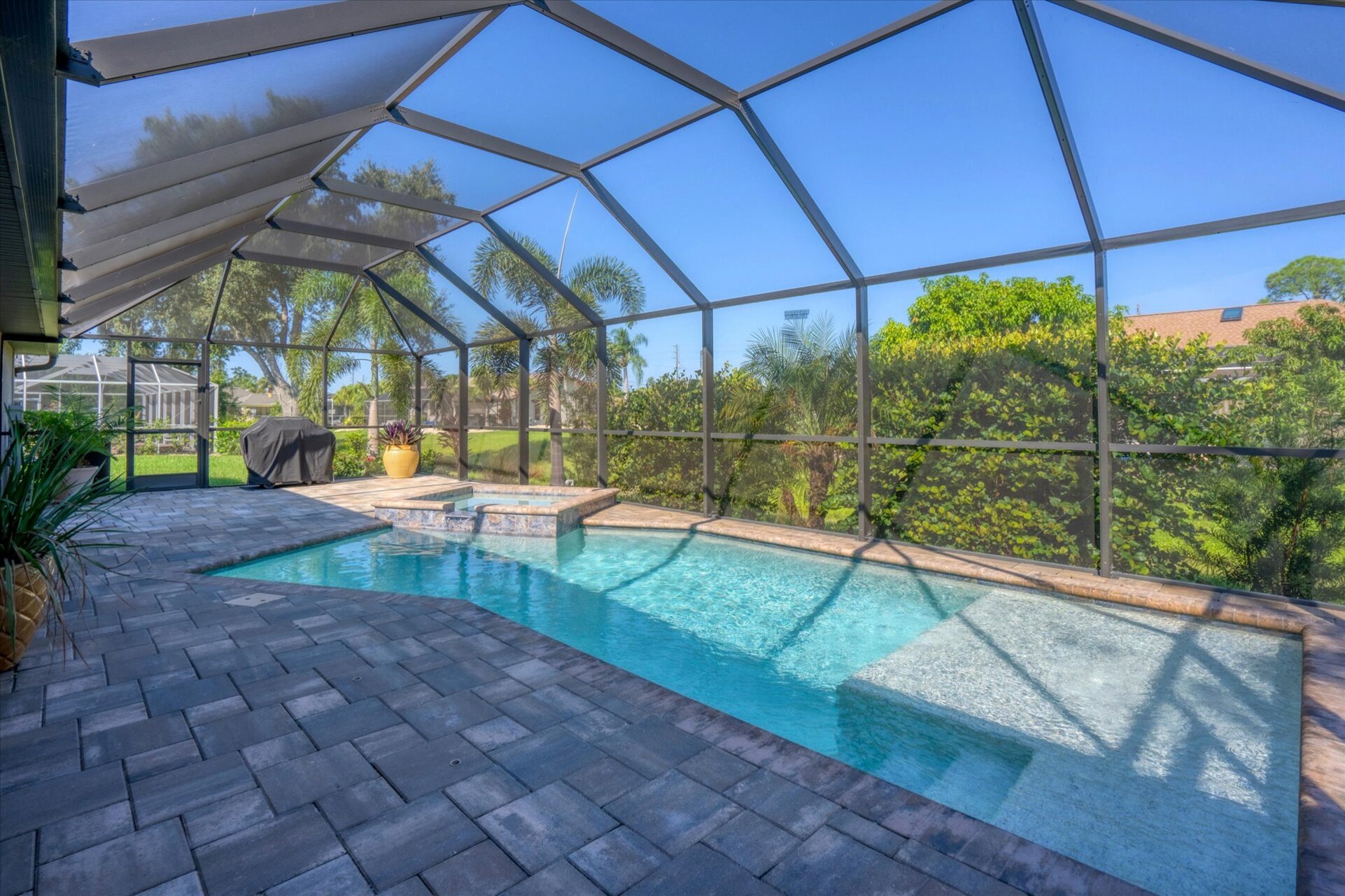 Beautiful, large lanai overlooking sparkling private pool & spa