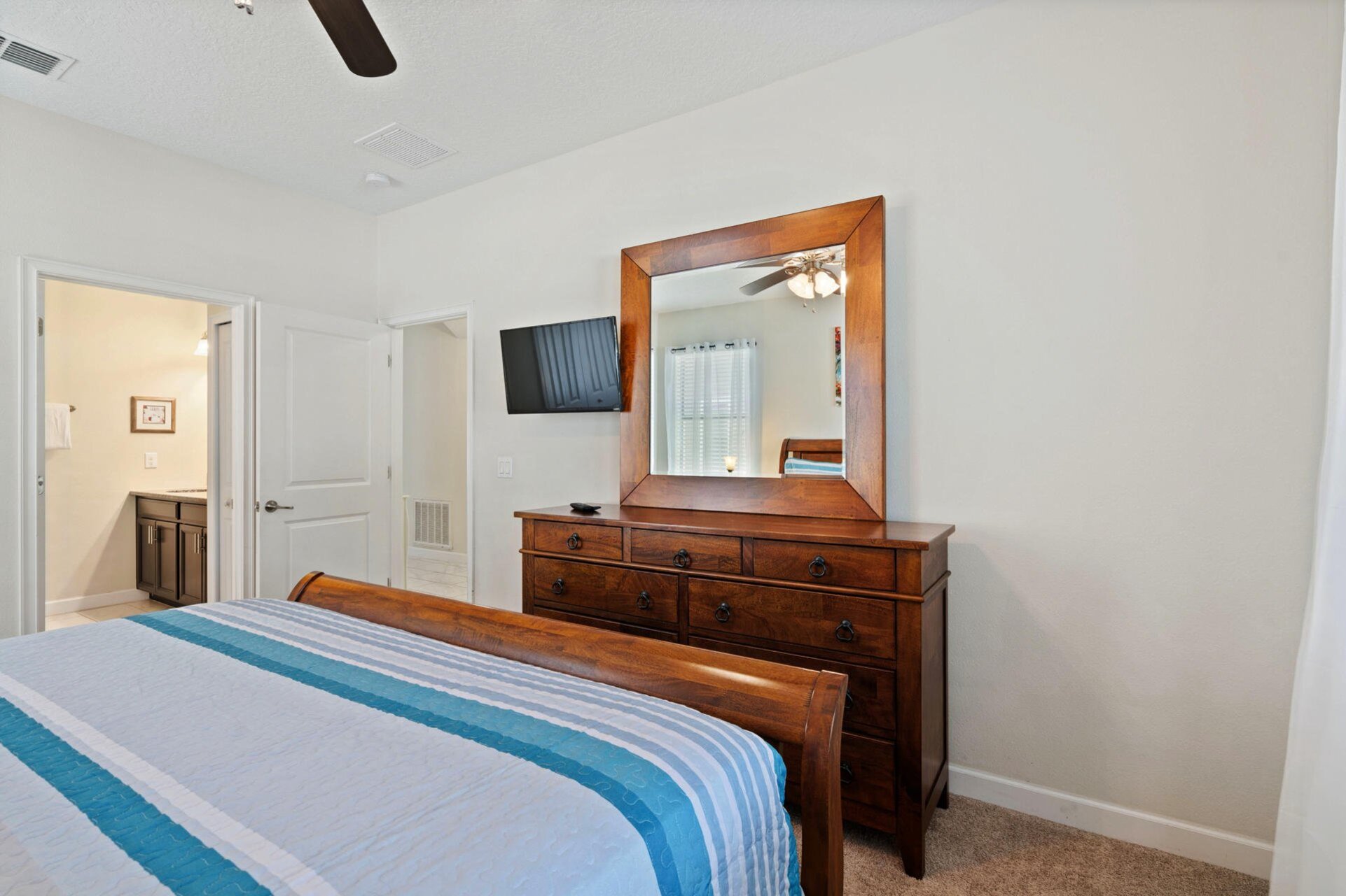 King Suite Bedroom 3 (Angle) 32" Smart TV