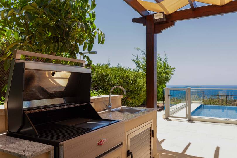 A Paradise of Luxury and Endless Sea Views