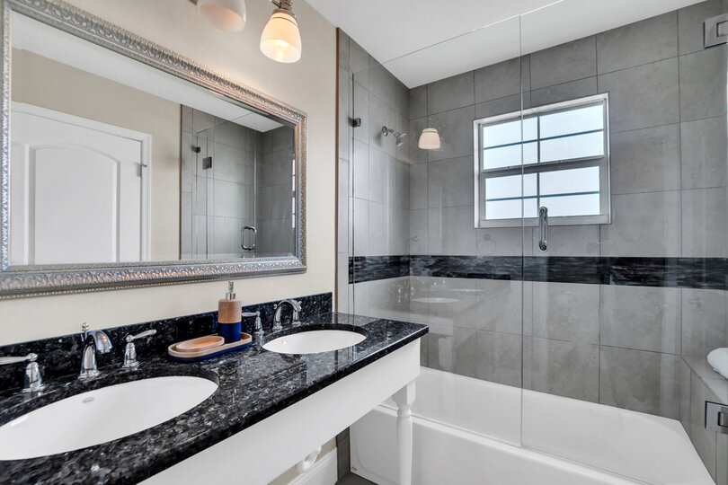 The en-suite includes a combo tub shower.
