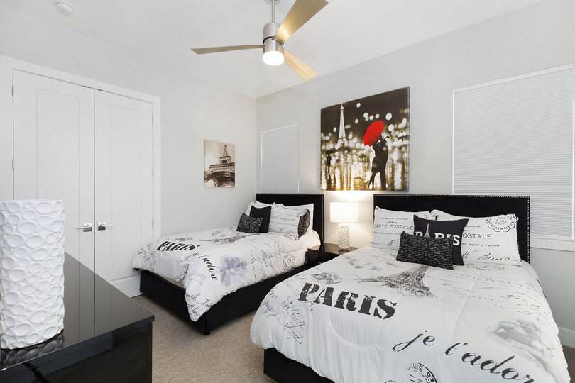 Paris themed bedroom 2 full beds