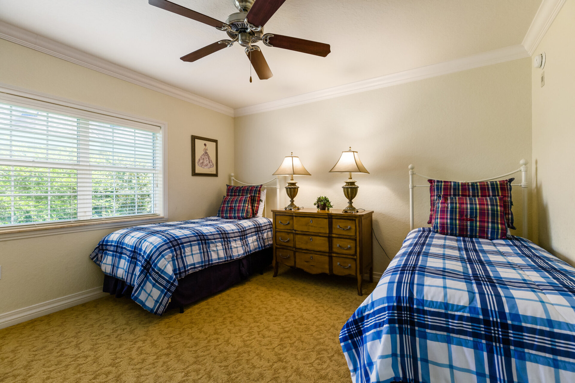 Kids bedroom with 2 twin beds