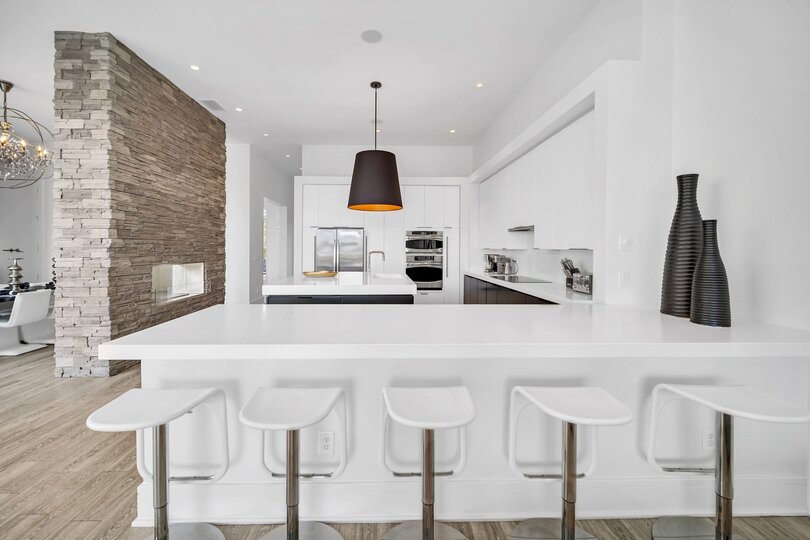The breakfast bar offers seating for 5