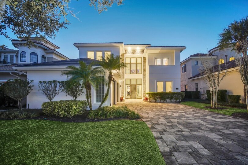 Book your stay in Modern Sunset Mansion today for a fun-filled, relaxing vacation!