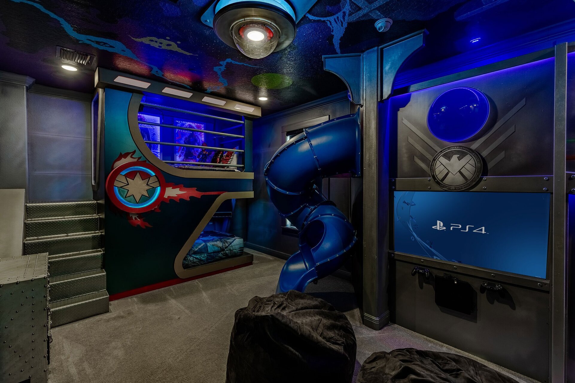 PS4 and SMARt TV with 2 full beds and 2 twin beds