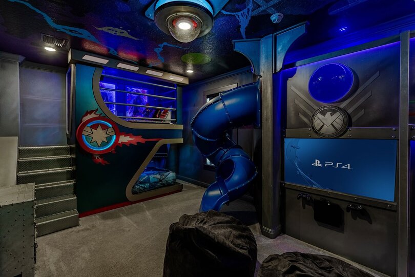 PS4 and SMARt TV with 2 full beds and 2 twin beds