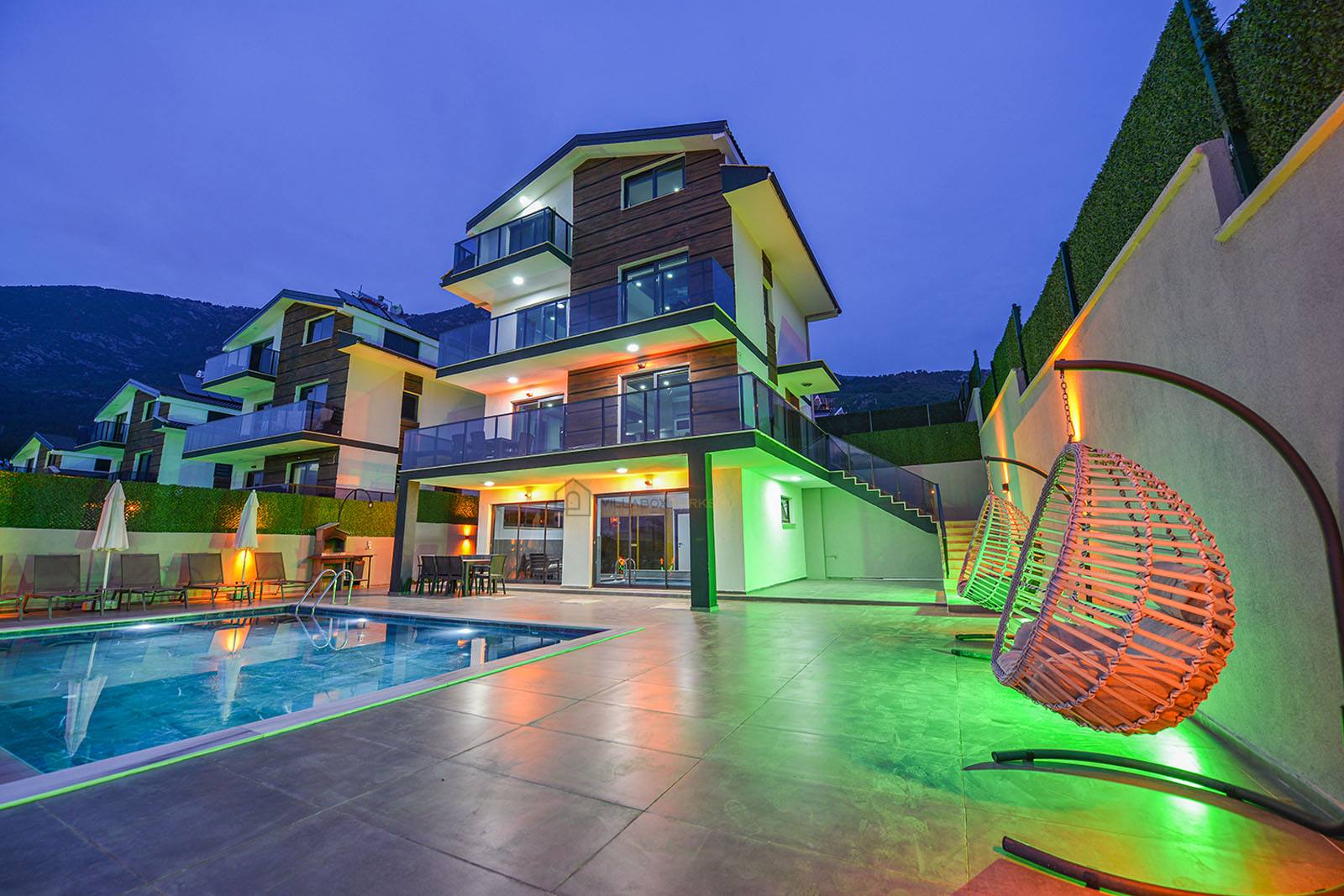 A Home Designed for Summer Living 1038