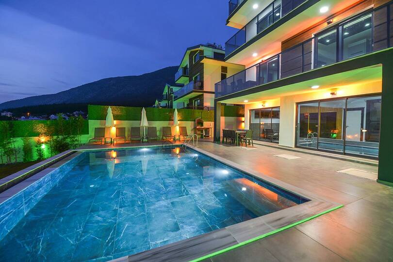 A Home Designed for Summer Living 1038