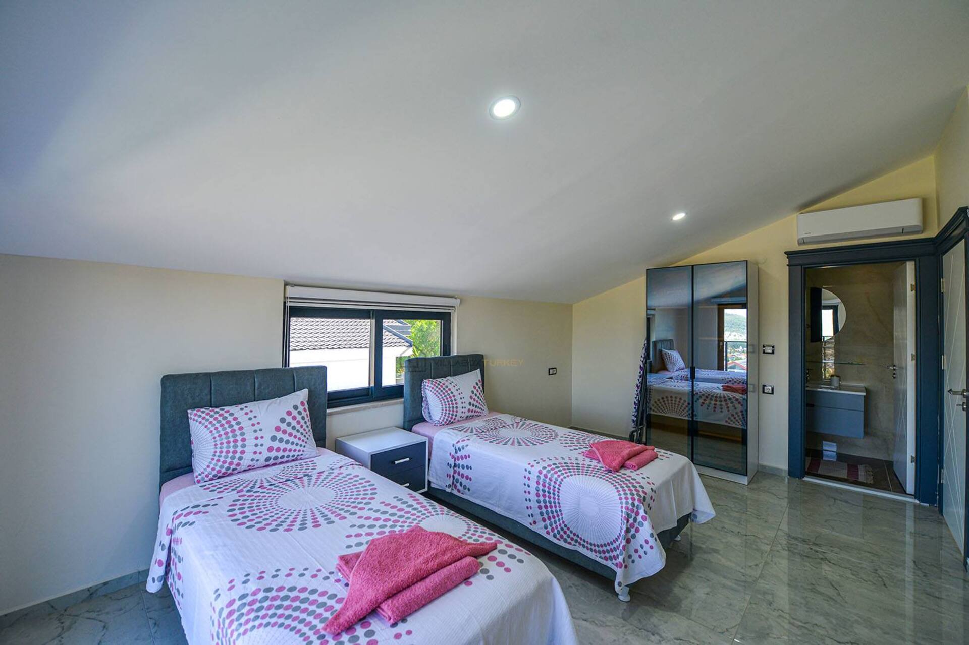 A Home Designed for Summer Living 1038