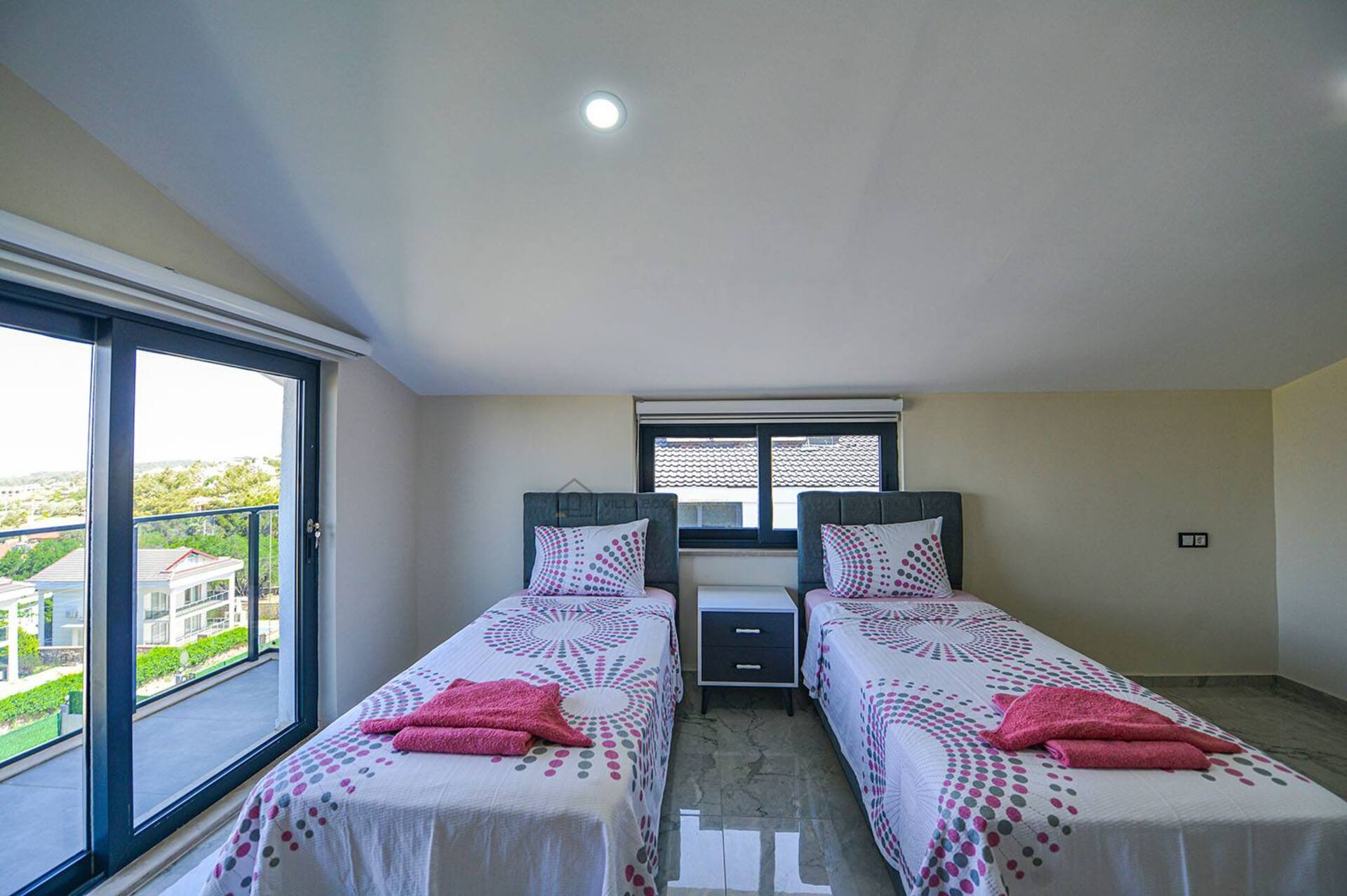 A Home Designed for Summer Living 1038