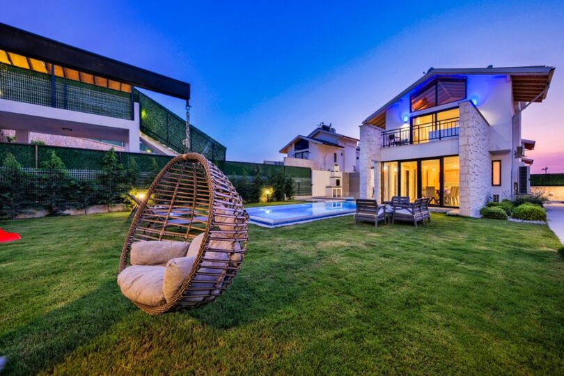 Your Own Setting for Holiday Living 1047