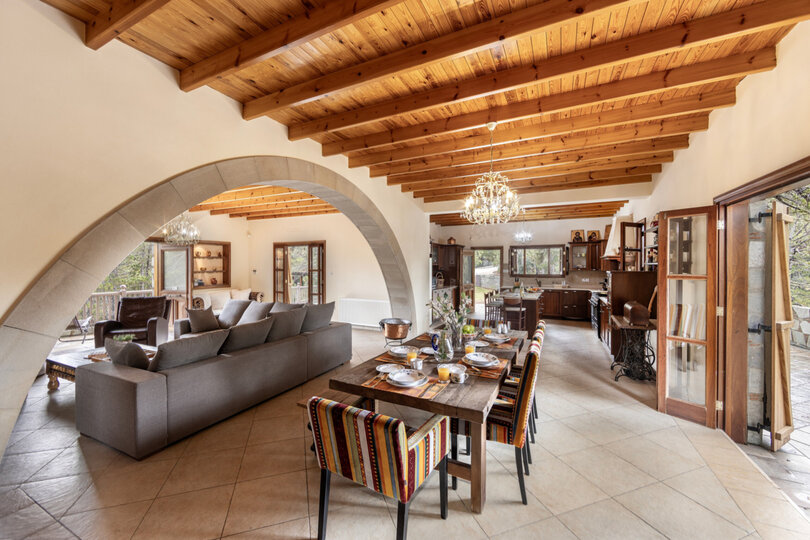 The Enchanting 4 Bedroom Villa in Pedoulas, 1005
