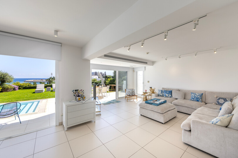 Serene Villa with 5 Bedrooms in Pernera 1543