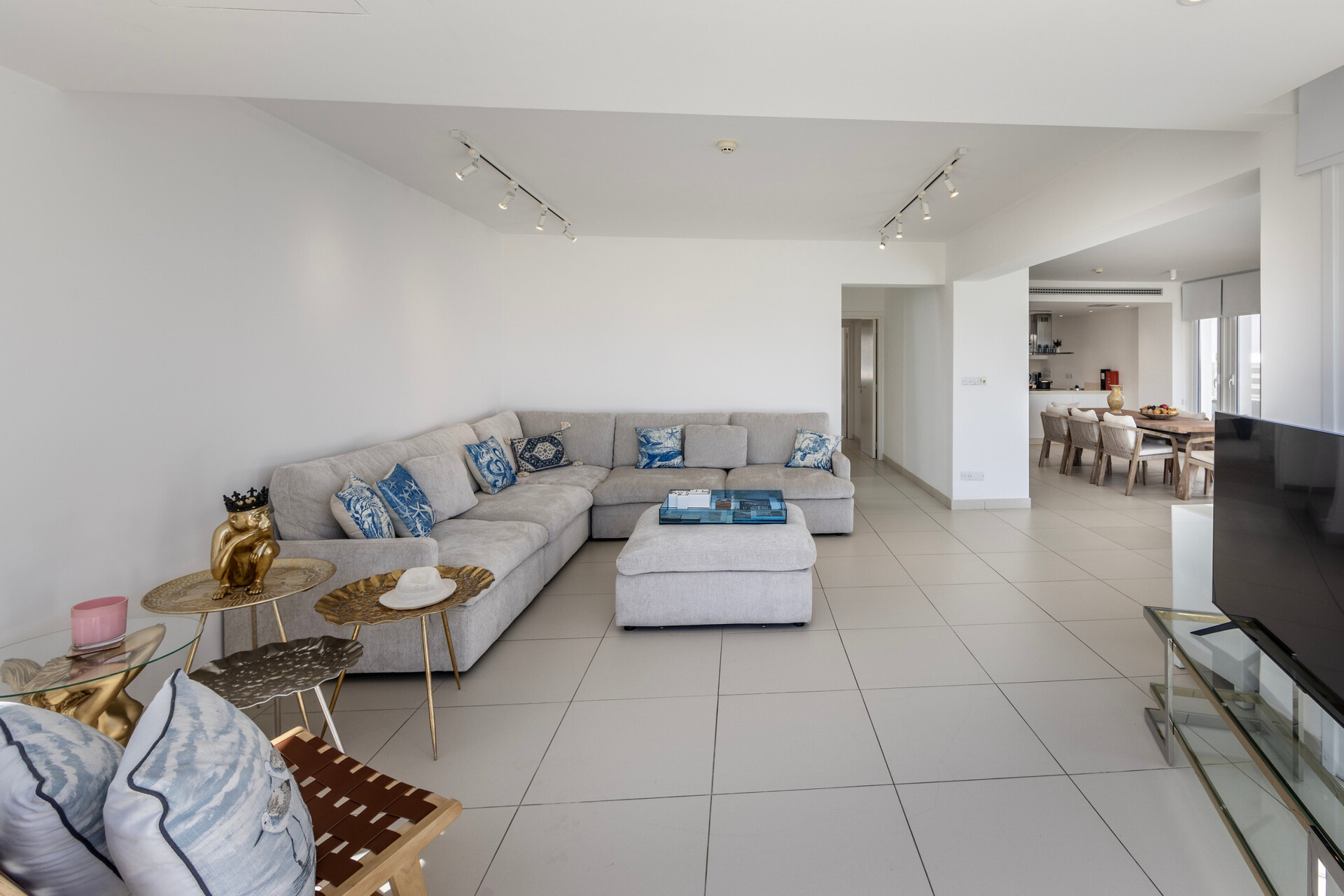 Serene Villa with 5 Bedrooms in Pernera 1543