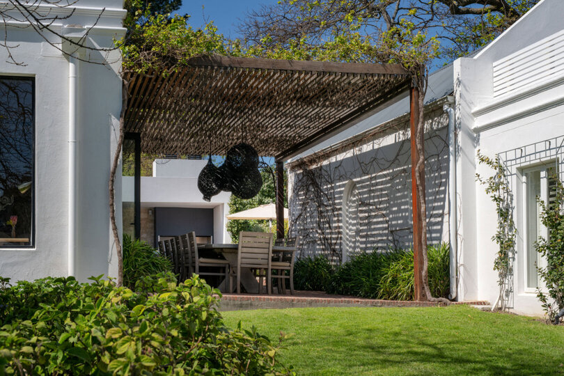 Elegant Shiraz Room with Vineyard & Mountain Views 1037