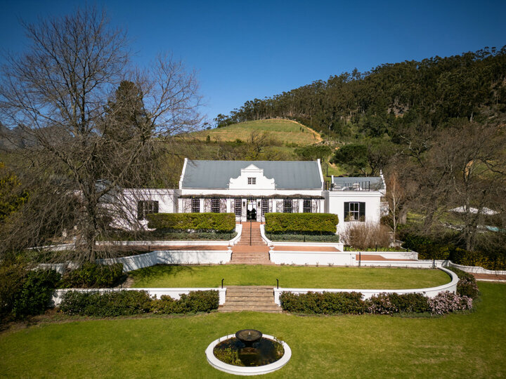 Elegant Shiraz Room with Vineyard & Mountain Views 1037