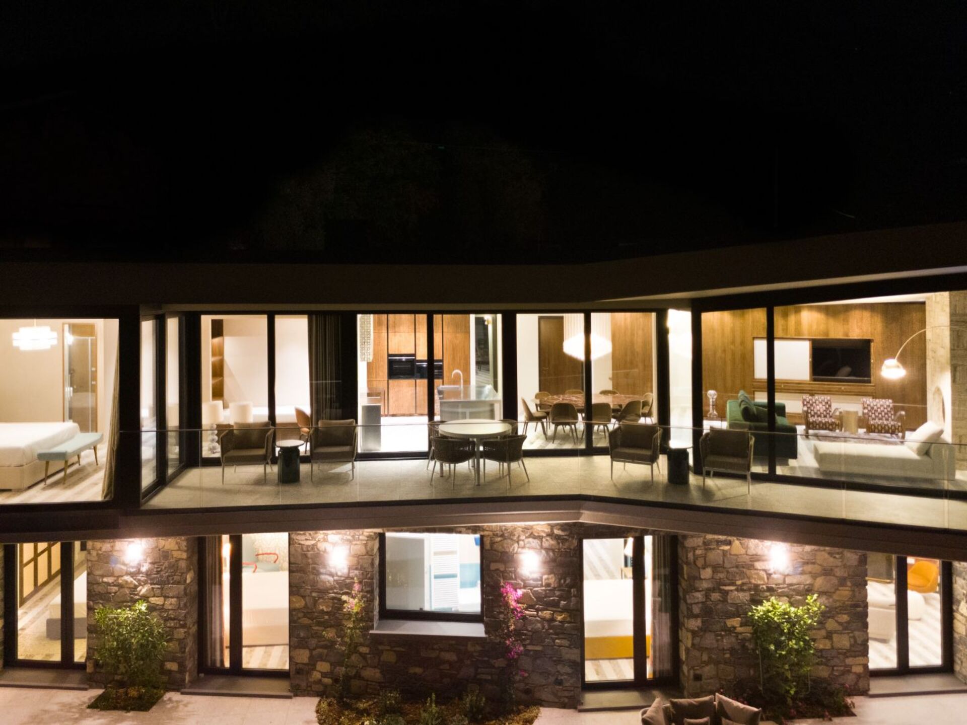 Luxurious 4 Bedroom Villa with Stunning Views in Lombardy