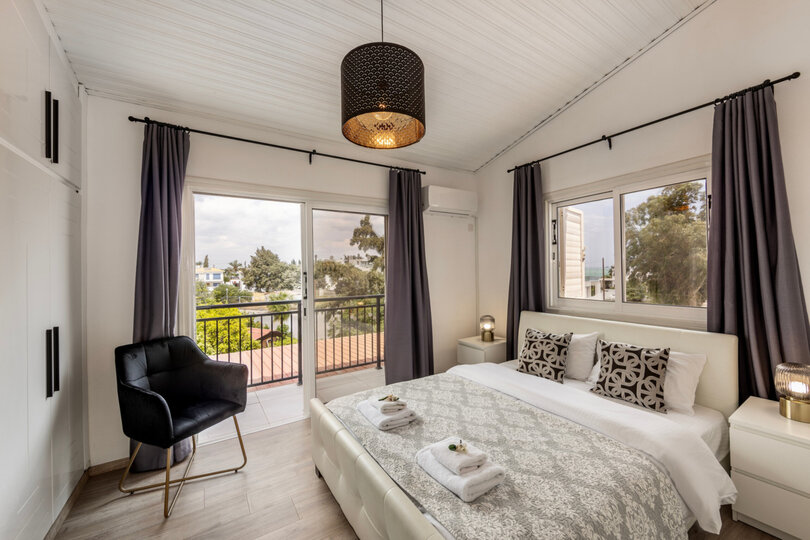 5 Star Marina Seaside Villa – Contemporary Coastal Comfort