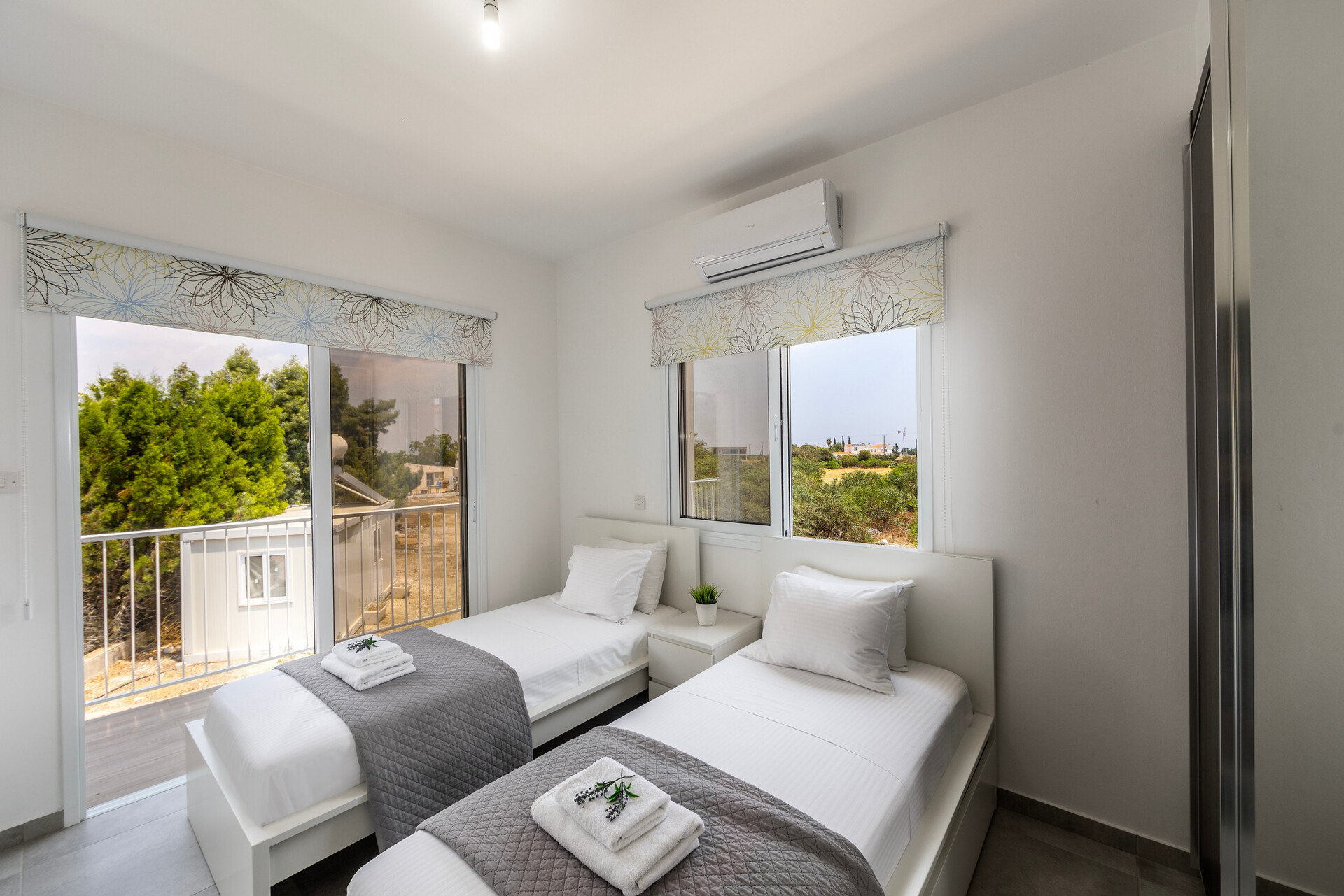 5 Star Villa Napa Bay Vista - Modern Sea View Retreat