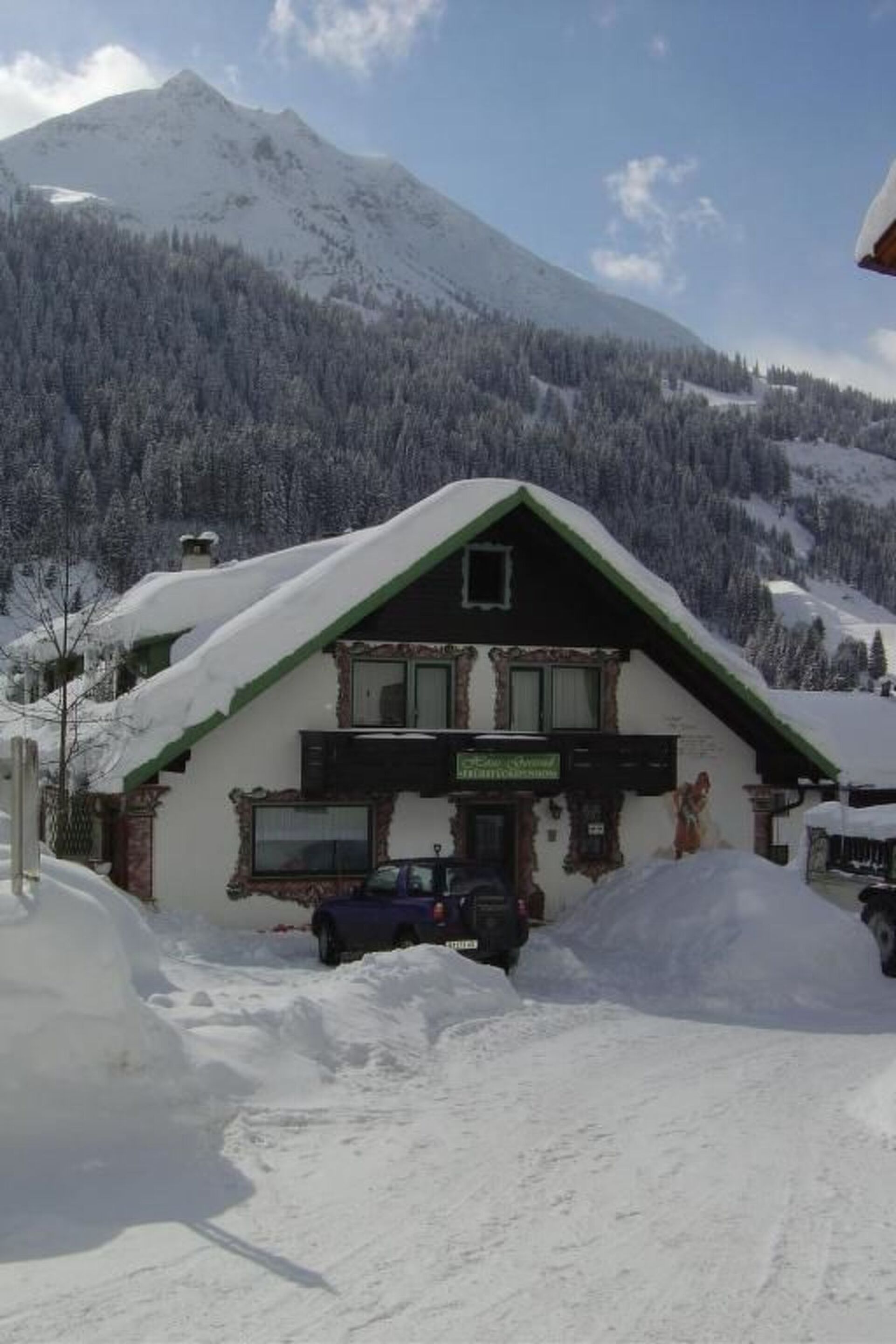 Idyllic 3-Bed Apartment in Reutte, Sleeps 6, 1296